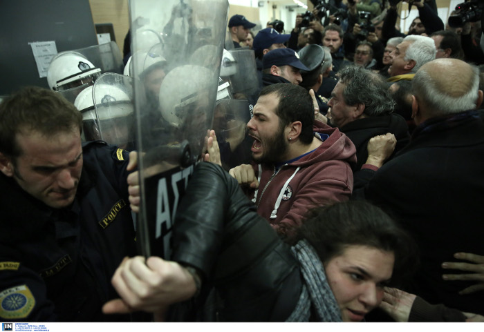 Αγριο ξύλο, χημικά και τραυματίες στο Ειρηνοδικείο της Αθήνας -ΜΑΤ με κινήματα κατά των πλειστηριασμών (εικόνες-βίντεο) - Φωτογραφία 13