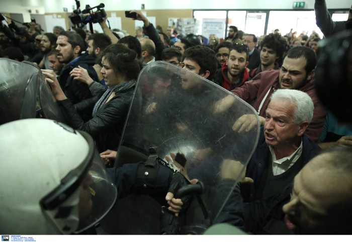 Αγριο ξύλο, χημικά και τραυματίες στο Ειρηνοδικείο της Αθήνας -ΜΑΤ με κινήματα κατά των πλειστηριασμών (εικόνες-βίντεο) - Φωτογραφία 15