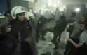 Αγριο ξύλο, χημικά και τραυματίες στο Ειρηνοδικείο της Αθήνας -ΜΑΤ με κινήματα κατά των πλειστηριασμών (εικόνες-βίντεο) - Φωτογραφία 10