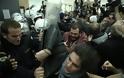Αγριο ξύλο, χημικά και τραυματίες στο Ειρηνοδικείο της Αθήνας -ΜΑΤ με κινήματα κατά των πλειστηριασμών (εικόνες-βίντεο) - Φωτογραφία 12