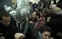 Αγριο ξύλο, χημικά και τραυματίες στο Ειρηνοδικείο της Αθήνας -ΜΑΤ με κινήματα κατά των πλειστηριασμών (εικόνες-βίντεο) - Φωτογραφία 13