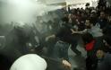 Αγριο ξύλο, χημικά και τραυματίες στο Ειρηνοδικείο της Αθήνας -ΜΑΤ με κινήματα κατά των πλειστηριασμών (εικόνες-βίντεο) - Φωτογραφία 8