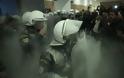 Αγριο ξύλο, χημικά και τραυματίες στο Ειρηνοδικείο της Αθήνας - ΜΑΤ με κινήματα κατά των πλειστηριασμών - Φωτογραφία 6