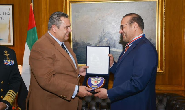 Απονομή Διαμνημόνευσης Αστέρα Αξίας και Τιμής από τον ΥΕΘΑ Πάνο Καμμένο στον Πρέσβη των Η.Α.Ε. στην Ελλάδα Sultan Mohammed Majed Al Ali - Φωτογραφία 2