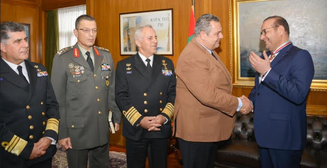 Απονομή Διαμνημόνευσης Αστέρα Αξίας και Τιμής από τον ΥΕΘΑ Πάνο Καμμένο στον Πρέσβη των Η.Α.Ε. στην Ελλάδα Sultan Mohammed Majed Al Ali - Φωτογραφία 4