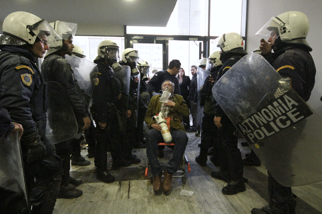 Πληστειριασμοί: Άγριο ξύλο με χημικά και τραυματίες στο Ειρηνοδικείο Αθηνών (ΦΩΤΟ & ΒΙΝΤΕΟ) - Φωτογραφία 4