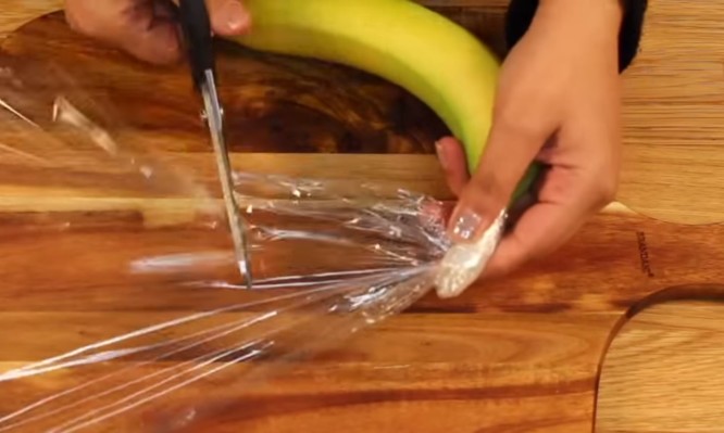 Το κόλπο για να μην μαυρίζουν οι μπανάνες [video] - Φωτογραφία 1