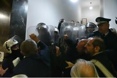 Πανικός στο υπ.Υγείας – Ήρθαν στα χέρια ΠΟΕΔΗΝ – ΜΑΤ