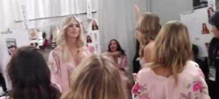 Αγγελάκια της Victoria's Secret με ροζ ρομπάκια χορεύουν έξαλλα και φωνάζουν ρατσιστικά συνθήματα - Φωτογραφία 1