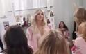 Αγγελάκια της Victoria's Secret με ροζ ρομπάκια χορεύουν έξαλλα και φωνάζουν ρατσιστικά συνθήματα