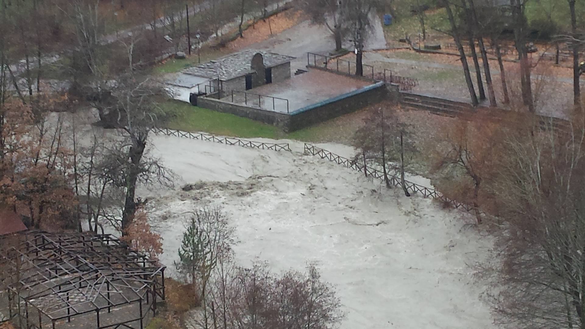 Καστορια - Φούσκωσε το ποτάμι στον χώρο του River Party - Φωτογραφία 4