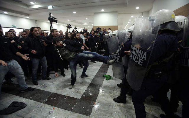 Το Περιφερειακό Συμβούλιο Αττικής καταγγέλει αστυνομική βία στο Ειρηνοδικείο - Φωτογραφία 1