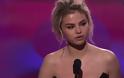 Λύγισε η Selena Gomez στα βραβεία Billboard- Στη σκηνή και η κοπέλα που της δώρισε το νεφρό της - Φωτογραφία 1