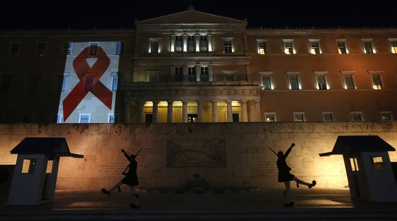Φωτίστηκε με την κόκκινη κορδέλα κατά του AIDS η Βουλή - Φωτογραφία 1