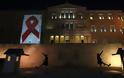 Φωτίστηκε με την κόκκινη κορδέλα κατά του AIDS η Βουλή - Φωτογραφία 1