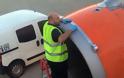 Η άβολη στιγμή που βλέπεις το αεροπλάνο σου να επισκευάζεται με…αυτοκόλλητη ταινία [video] - Φωτογραφία 2