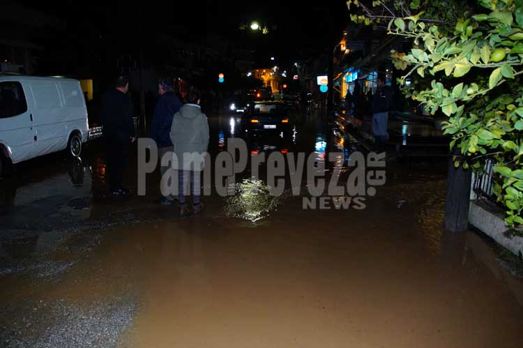 Κομμένη στη μέση η Αιτωλοακαρνανία από τις βροχές, δρόμοι-χείμαρροι στην Ήπειρο - Φωτογραφία 9