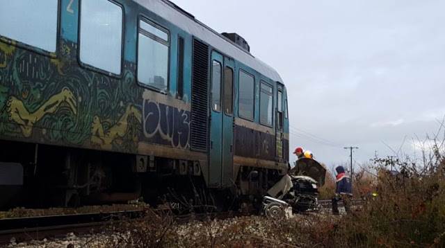 Τραίνο παρέσυρε ΙΧ στα Τρίκαλα - Νεκρός ο οδηγός (φωτό-video) - Φωτογραφία 1