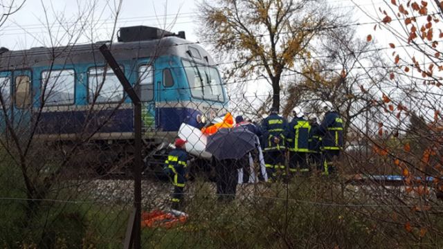 Τρένο παρέσυρε αυτοκίνητο - Νεκρός ο οδηγός (ΦΩΤΟ & ΒΙΝΤΕΟ) - Φωτογραφία 1