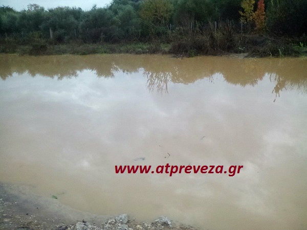 Δύσκολη νύκτα για τους κατοίκους της Π.Ε. Πρέβεζας – Μεγάλες ζημιές, λάσπη, πλημμυρισμένα σπίτια και προβλήματα στην ύδρευση [photo+video] - Φωτογραφία 7