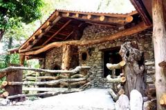 Όραμα ή τρέλα; Έφτιαξε τον οικισμό των Φλινστόουνς και έχει μαγέψει ακόμα και Πριγκίπισσες από όλο τον κόσμο - Και ναι, είναι στην Ελλάδα [photos - video]