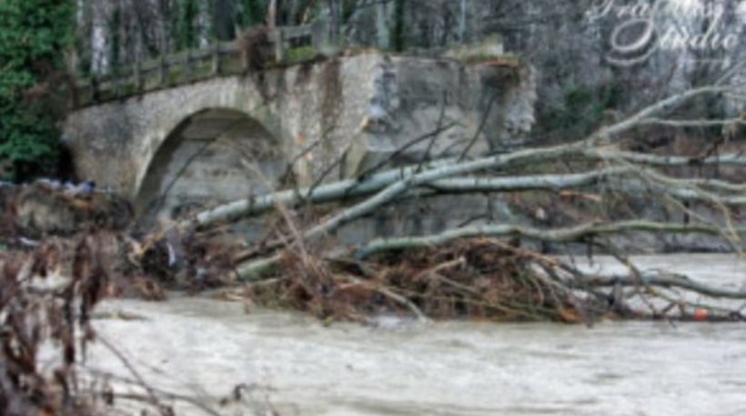 Κακοκαιρία στην Καστοριά: Γκρεμίστηκε το γεφύρι της Ποριάς - Φωτογραφία 1