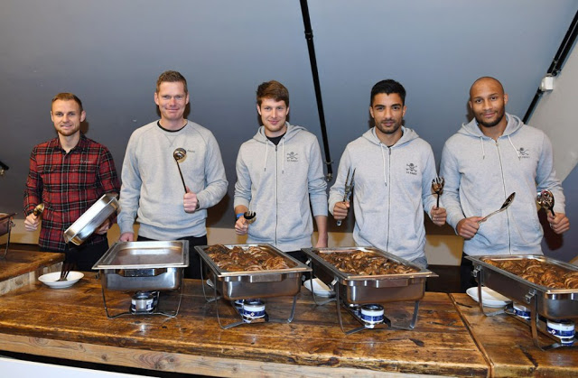 Αμβούργο: Γεύμα 1.000 αστέγων οργάνωσε η ποδοσφαιρική ομάδα St. Pauli - Φωτογραφία 2