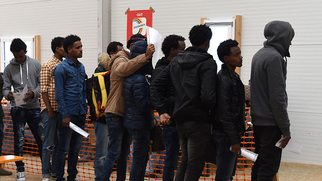 Die Welt: Το 43% των ασυνόδευτων «ανήλικων» «μεταναστών» στη Γερμανία αποδεικνύεται ότι είναι ενήλικες - Φωτογραφία 1