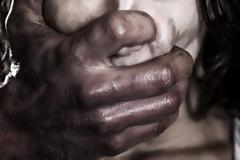 Ντροπή και φόβος επιβάλλουν τη σιωπή