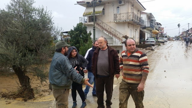 Κλιμάκιο του ΚΚΕ και ο βουλευτής Νίκος Μωραίτης περιόδευσαν στις πλημμυροπαθείς περιοχές του νομού Αιτωλνίας - Φωτογραφία 2