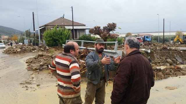 Κλιμάκιο του ΚΚΕ και ο βουλευτής Νίκος Μωραίτης περιόδευσαν στις πλημμυροπαθείς περιοχές του νομού Αιτωλνίας - Φωτογραφία 3