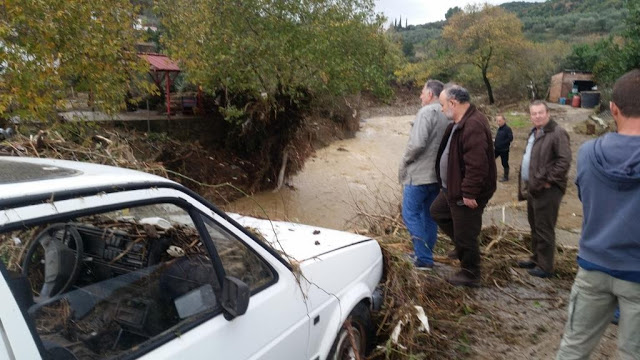 Κλιμάκιο του ΚΚΕ και ο βουλευτής Νίκος Μωραίτης περιόδευσαν στις πλημμυροπαθείς περιοχές του νομού Αιτωλνίας - Φωτογραφία 4