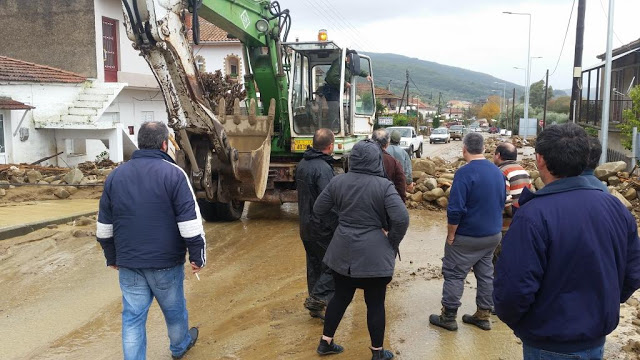 Κλιμάκιο του ΚΚΕ και ο βουλευτής Νίκος Μωραίτης περιόδευσαν στις πλημμυροπαθείς περιοχές του νομού Αιτωλνίας - Φωτογραφία 5