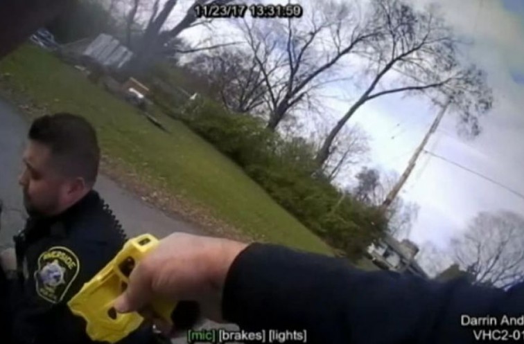 Αστυνομικός χτυπά κατά λάθος με Taser τον συνάδελφό του [video] - Φωτογραφία 1