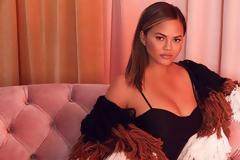 Το ρετρό πάρτι γενεθλίων της Chrissy Teigen μέσα σε αεροπλάνο!
