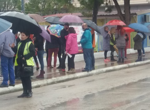 ΒΟΝΙΤΣΑ: Συγκέντρωση διαμαρτυρίας υπό… βροχή ενάντια στη συγχώνευση του 1ου και 2ου Δημοτικών Σχολείων Βόνιτσας (ΦΩΤΟ) - Φωτογραφία 14