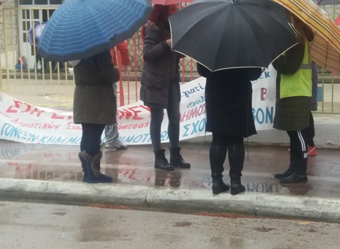 ΒΟΝΙΤΣΑ: Συγκέντρωση διαμαρτυρίας υπό… βροχή ενάντια στη συγχώνευση του 1ου και 2ου Δημοτικών Σχολείων Βόνιτσας (ΦΩΤΟ) - Φωτογραφία 22