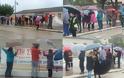 ΒΟΝΙΤΣΑ: Συγκέντρωση διαμαρτυρίας υπό… βροχή ενάντια στη συγχώνευση του 1ου και 2ου Δημοτικών Σχολείων Βόνιτσας (ΦΩΤΟ)