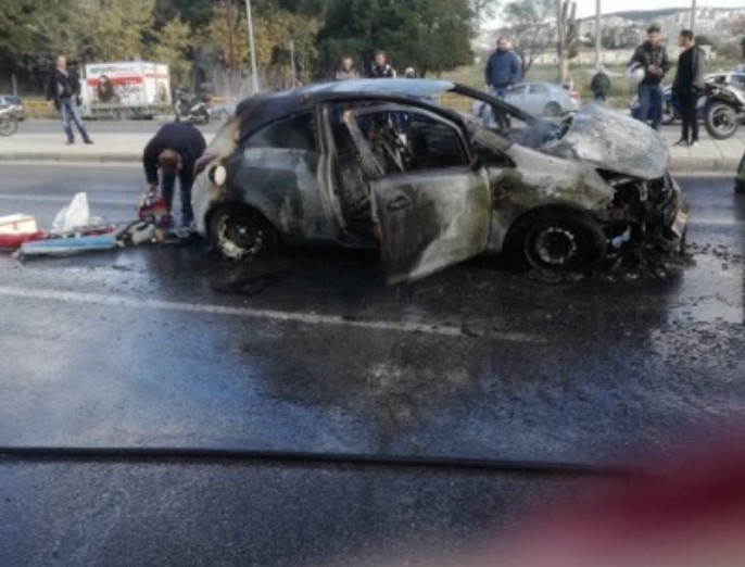Θεσσαλονίκη: Φωτιά σε Ι.Χ. στην οδό Λαγκαδά [photos] - Φωτογραφία 1
