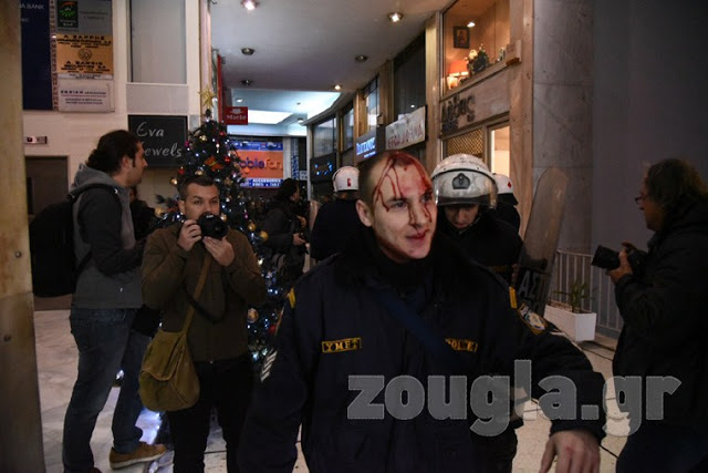 Έφοδος του ΠΑΜΕ στο υπουργείο Εργασίας - Τραυματίστηκαν διαδηλωτές και αστυνομικοί - Τράπηκαν σε φυγή τα ΜΑΤ (ΦΩΤΟ & ΒΙΝΤΕΟ) - Φωτογραφία 4