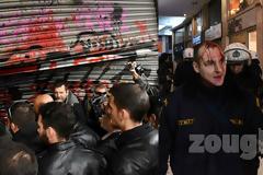 Έφοδος του ΠΑΜΕ στο υπουργείο Εργασίας - Τραυματίστηκαν διαδηλωτές και αστυνομικοί - Τράπηκαν σε φυγή τα ΜΑΤ (ΦΩΤΟ & ΒΙΝΤΕΟ)