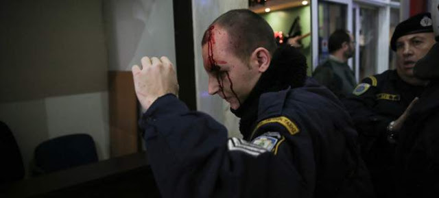 Αστυνομικός των ΥΜΕΤ τραυματίστηκε στο κεφάλι κατά τη διάρκεια εισβολής του ΠΑΜΕ στο υπουργείο Εργασίας - Φωτογραφία 1