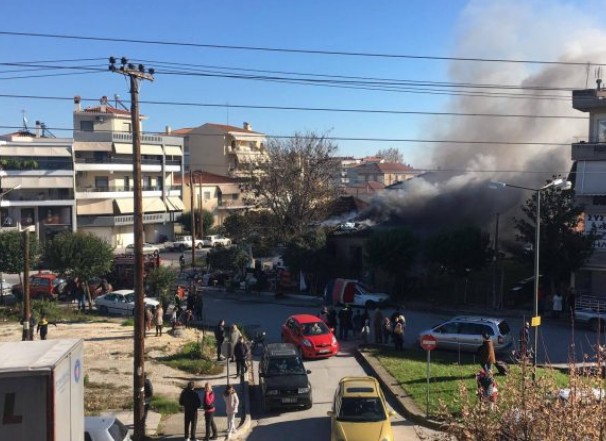 Στις φλόγες παραδόθηκε σπίτι στα Τρίκαλα [photos] - Φωτογραφία 1