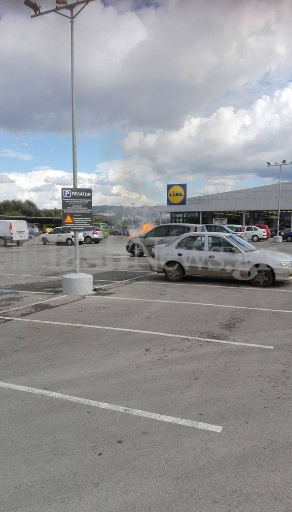 Χανιά:Ψώνιζε στο σούπερ μάρκετ ενώ το αυτοκίνητο του είχε τυλιχθεί στις φλόγες - Φωτογραφία 2