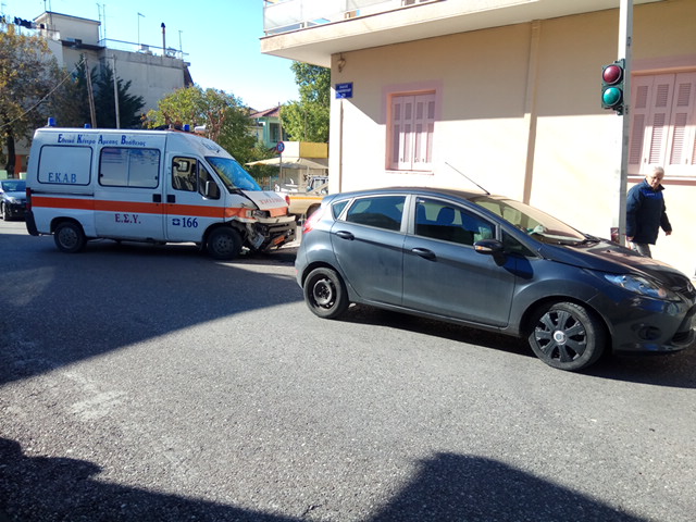 Σφοδρή σύγκρουση Ι.Χ. με ασθενοφόρο κοντά στο γήπεδο του Παναιτωλικού (φωτο) - Φωτογραφία 6