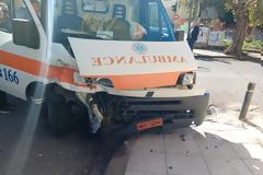 Σφοδρή σύγκρουση Ι.Χ. με ασθενοφόρο κοντά στο γήπεδο του Παναιτωλικού (φωτο)