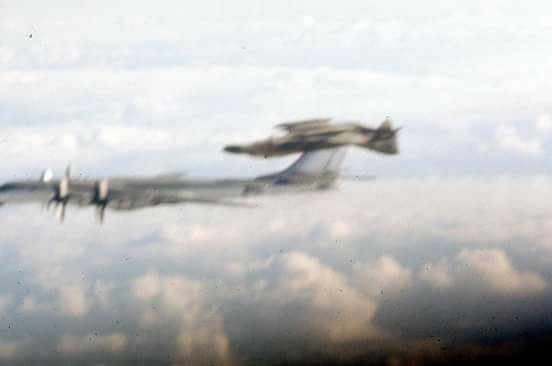 Απίστευτη φωτογραφία μαχητικού δίπλα σε Tu-95 Bear να πετάει ανάποδα! - Φωτογραφία 2