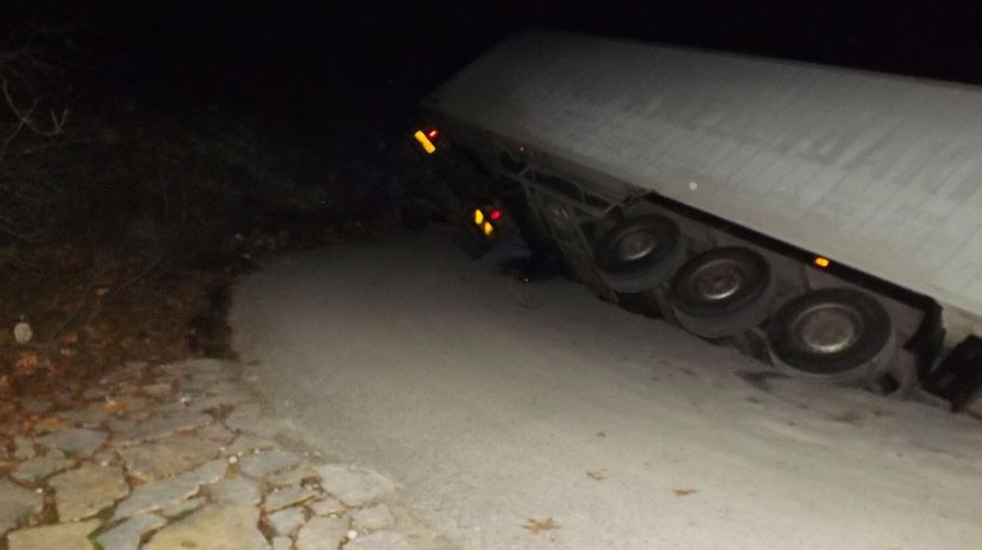 Φωτος: Υποχώρησε το οδόστρωμα και «κατάπιε» νταλίκα στην Κοζάνη! - Φωτογραφία 3