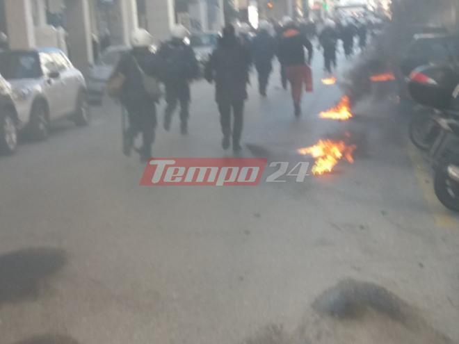 Πάτρα: Τουλάχιστον 25 μολότοφ κατά των Αστυνομικών στην πορεία για τον Γρηγορόπουλο - Βίντεο Ντοκουμέντο - Φωτογραφία 2