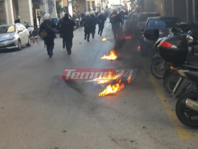 Πάτρα: Τουλάχιστον 25 μολότοφ κατά των Αστυνομικών στην πορεία για τον Γρηγορόπουλο - Βίντεο Ντοκουμέντο - Φωτογραφία 3